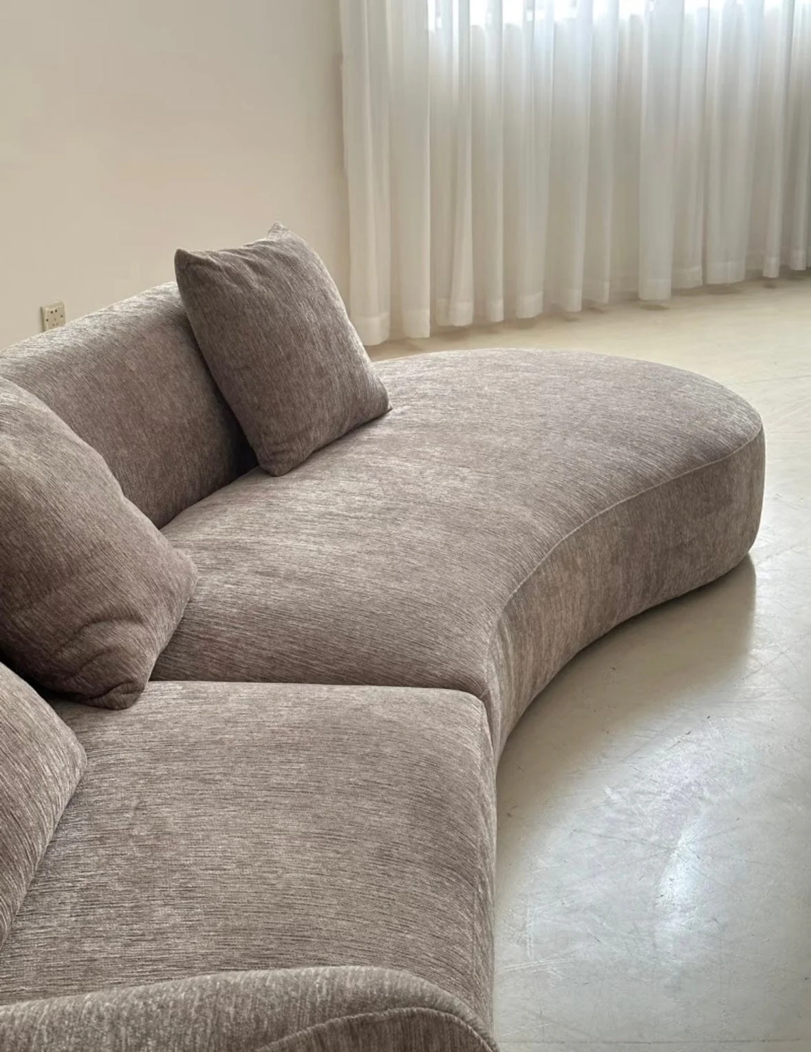 Jovani Performance Curve Sofa - Image 31